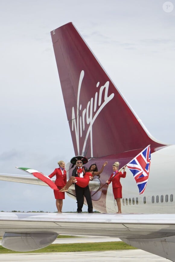 Richard Branson débarque à Cancun le 7 juillet 2012 avec Alexandra Burk pour célébrer l'ouverture d'une nouvelle ligne entre Londres et Cancun après avoir voyagé sur l'aile