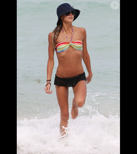La jolie Sharni Vinson, sur une plage de Miami, le mardi 10 juillet 2012.