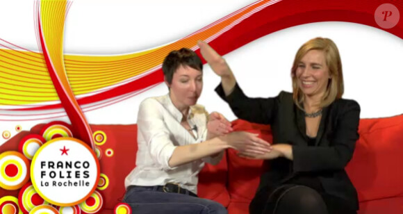 Jeanne Cherhal et Barbara Carlotti ont bien déliré pour l'interview décalée Confidences en folie avant les Francofolies de la Rochelle 2012, où toutes deux jouent le 13 juillet.