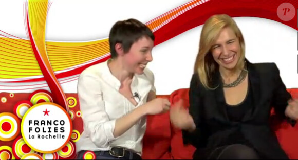 Jeanne Cherhal et Barbara Carlotti ont bien déliré pour l'interview décalée Confidences en folie avant les Francofolies de la Rochelle 2012, où toutes deux jouent le 13 juillet.