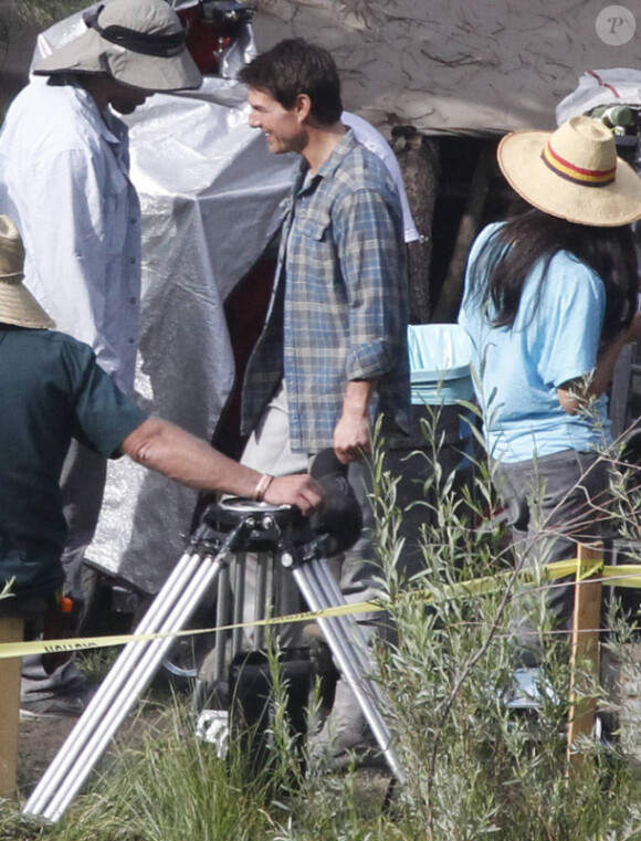 Tom Cruise sur le tournage du film Oblivion à Mammoth Lakes en Californie le 11 juillet 2012. Son fils Connor est venu lui rendre visite