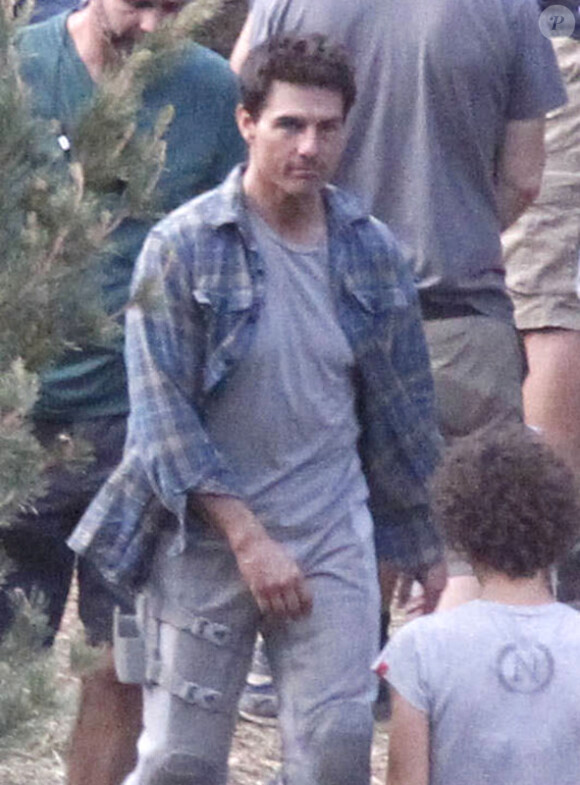 Tom Cruise, concentré, sur le tournage du film Oblivion à Mammoth Lakes en Californie le 11 juillet 2012