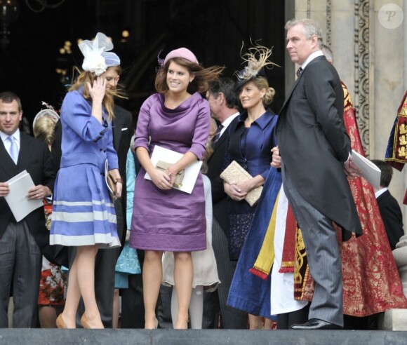 Les princesses Beatrice et Eugenie d'York avec leur père le prince Andrew le 5 juin 2012 lors de la messe du jubilé de diamant d'Elizabeth II.