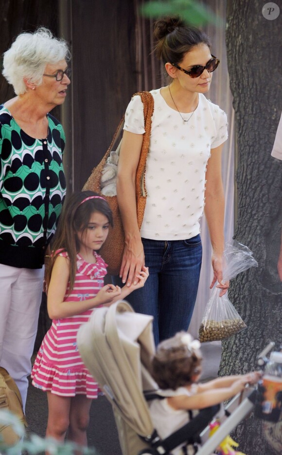 Katie Holmes avec sa fille Suri et sa maman Kathleen au zoo de New York, le 11 juillet 2012.