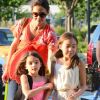 Suri Cruise et une copine entourées de Katie Holmes se rendent au Chelsea Pier à Manhattan le 12 juillet 2012
