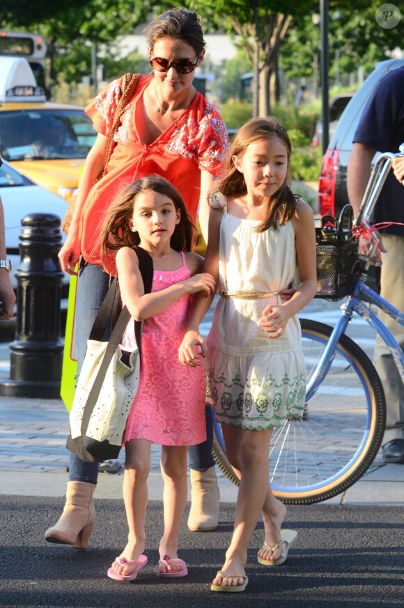 Suri Cruise et une copine entourées de Katie Holmes se rendent au Chelsea Pier à Manhattan le 12 juillet 2012