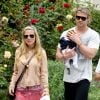 Elsa Pataky et son mari Chris Hemsworth, se promènent avec leur fille India à Santa Monica le 12 juillet 2012
