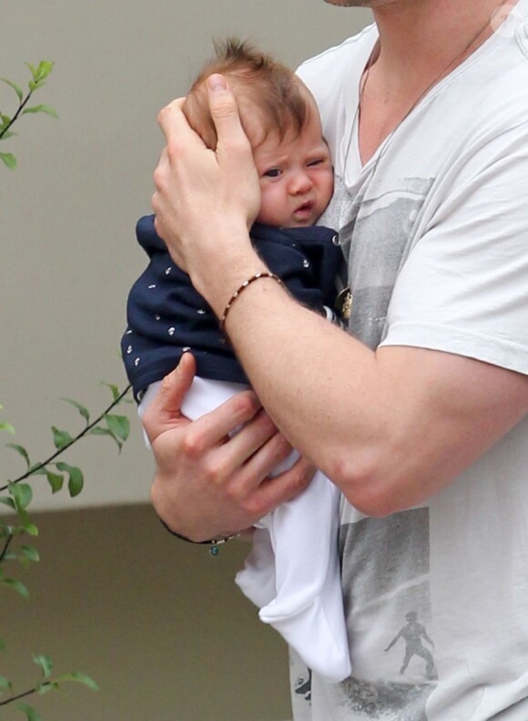Trop mignonne, India dans les bras de son Chris Hemsworth, à Santa Monica le 12 juillet 2012