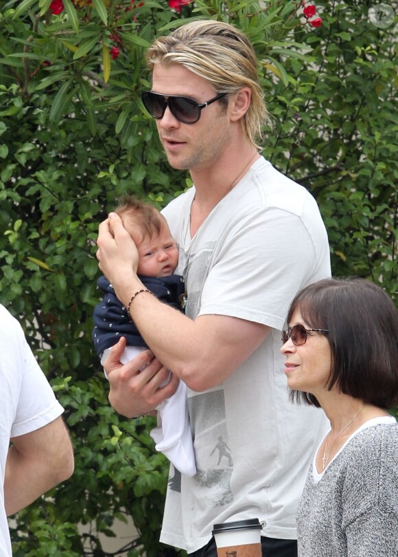 Chris Hemsworth, se promène avec sa fille India à Santa Monica le 12 juillet 2012