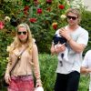 Chris Hemsworth qui tient dans ses bras la petite India et sa femme Elsa Pataky, à Los Angeles le 12 juillet 2012