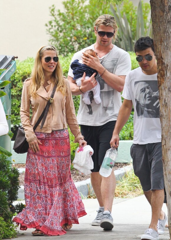 Chris Hemsworth qui tient dans ses bras la petite India et sa femme Elsa Pataky, à Los Angeles le 12 juillet 2012
