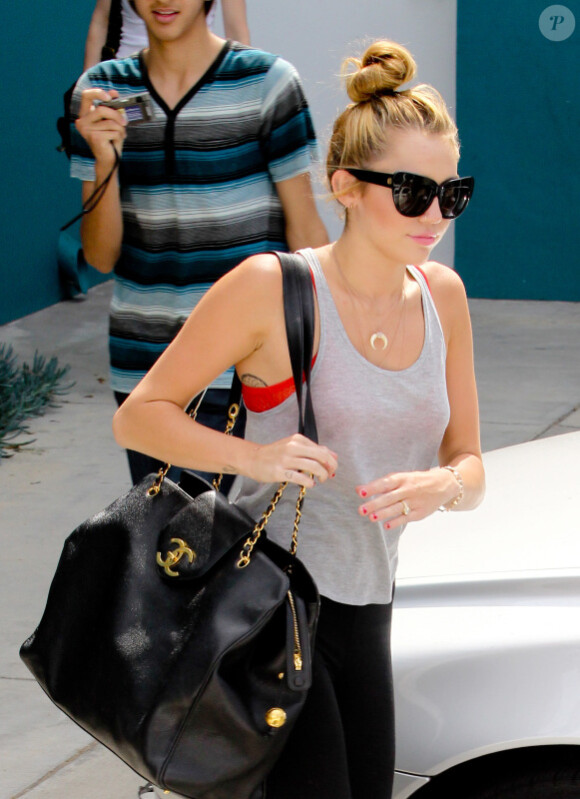 Miley Cyrus quitte son cours de pilates avec son fiancé Liam Hemsworth, à Los Angeles, le vendredi 13 juillet 2012.
