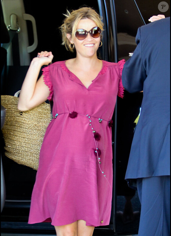 L'actrice Reese Witherspoon arrive à son hôtel à Pasadena, en Californie, le samedi 14 juillet 2012.