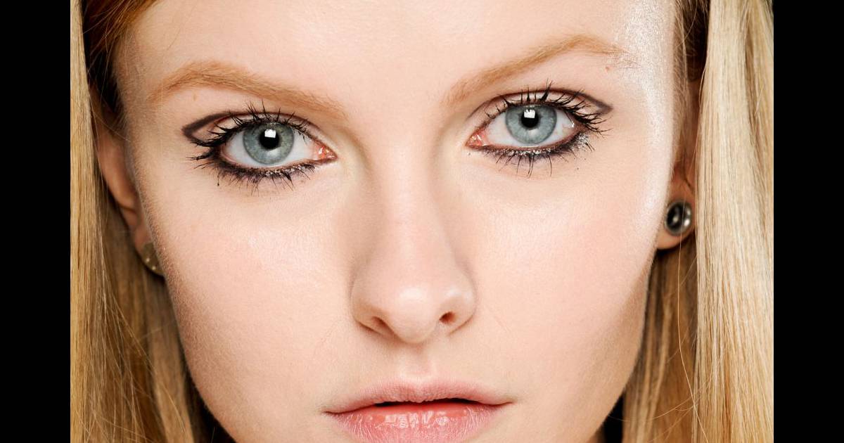 Le trait de khôl s'échappe de la paupière mobile pour coloniser le