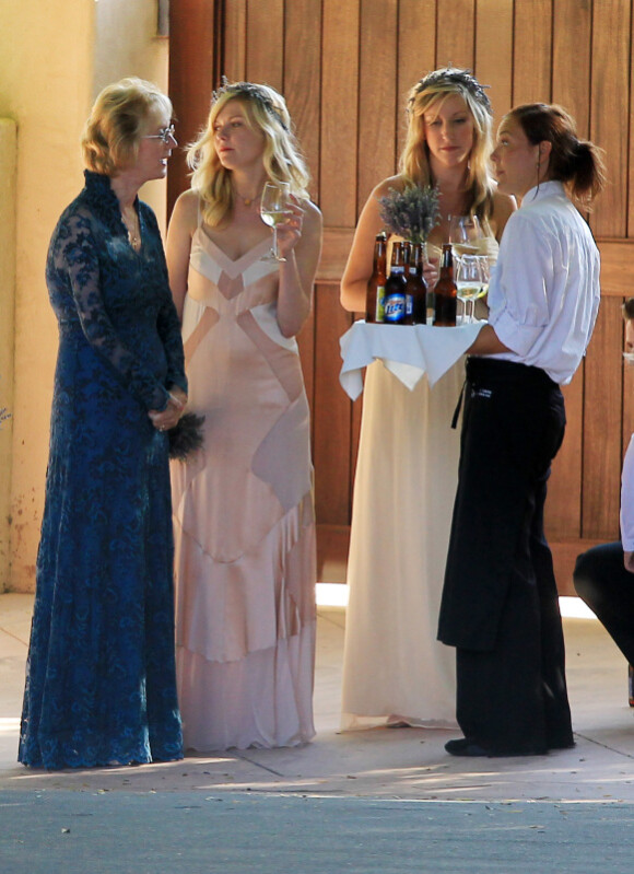 Kirsten Dunst, demoiselle d'honneur du mariage de sa meilleure amie à Santa Barbara le 15 juillet 2012 : en attendant l'arrivée de la mariée, un petit de verre n'est pas de refus