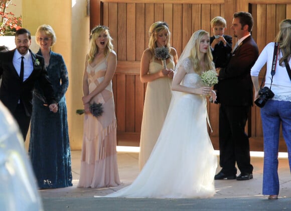 Kirsten Dunst, demoiselle d'honneur du mariage de sa meilleure amie à Santa Barbara le 15 juillet 2012 : elle ne peut s'empêcher un baillement