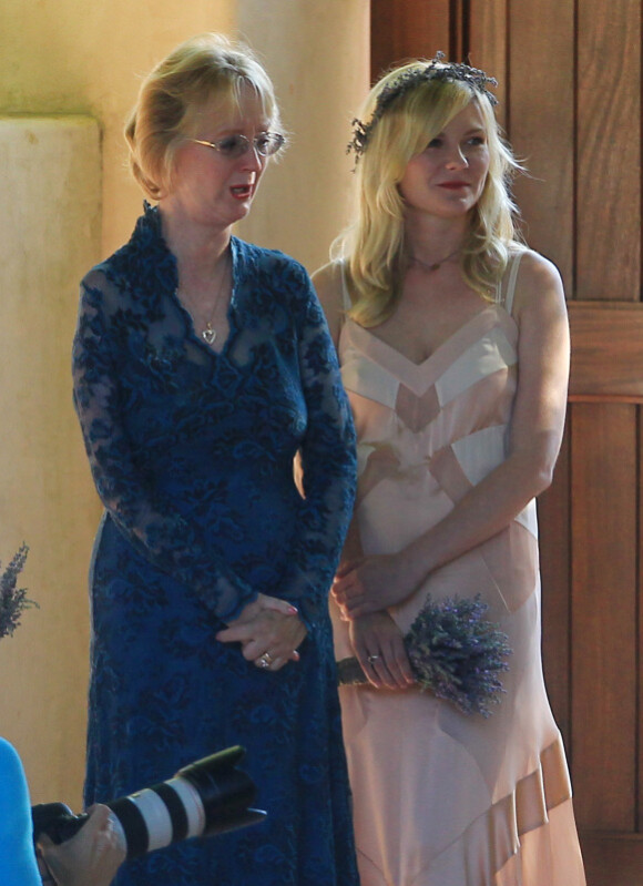 Kirsten Dunst, demoiselle d'honneur du mariage de sa meilleure amie à Santa Barbara le 15 juillet 2012