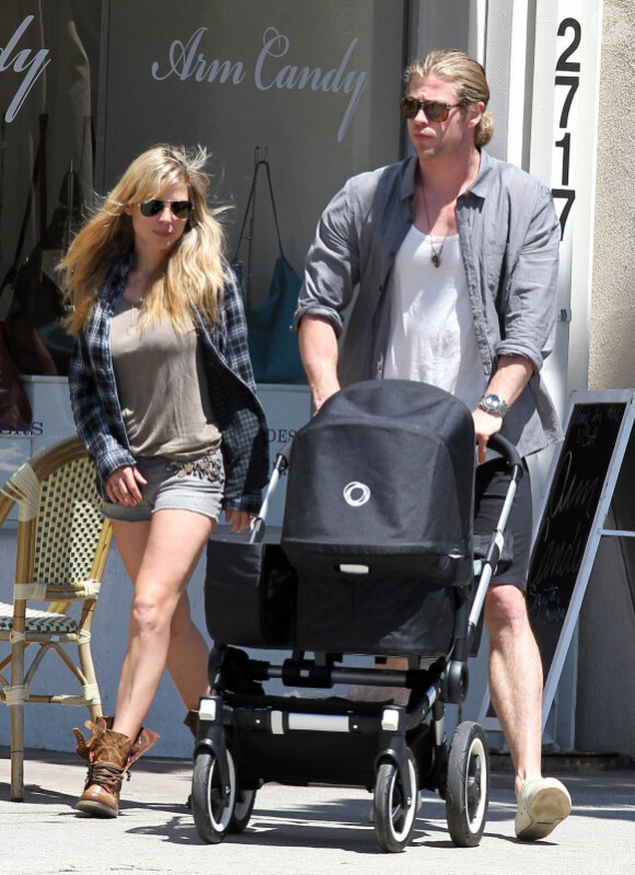Chris Hemsworth et Elsa Pataky : fous d'amour quand ils se promènent dans les rues de Santa Monica avec leur petite India Rose, le 16 juillet 2012 à Los Angeles