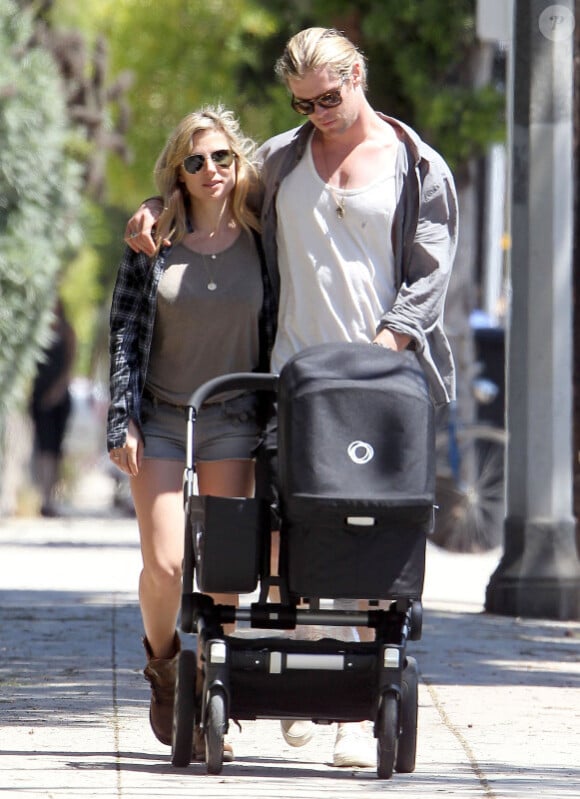 Chris Hemsworth et Elsa Pataky : heureux et amoureux lorsqu'ils se promènent dans les rues de Santa Monica avec leur petite India Rose, le 16 juillet 2012 à Los Angeles