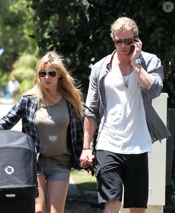 Chris Hemsworth et Elsa Pataky : les amoureux se promènent dans les rues de Santa Monica avec leur petite India Rose, le 16 juillet 2012 à Los Angeles
