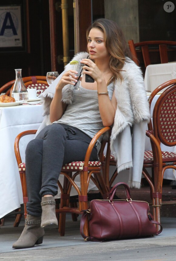 Exclu : Miranda Kerr, seule à un bar, prend la pose pour la campagne hivernale de Victoria's Secret. New York, le 16 juillet 2012.