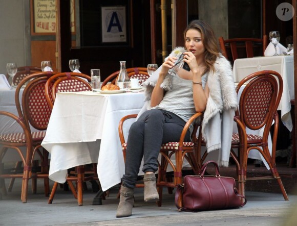 Exclu : Miranda Kerr shoote en pleine rue une nouvelle campagne Victoria's Secret pour la saison automne-hiver. New York, le 16 juillet 2012.
