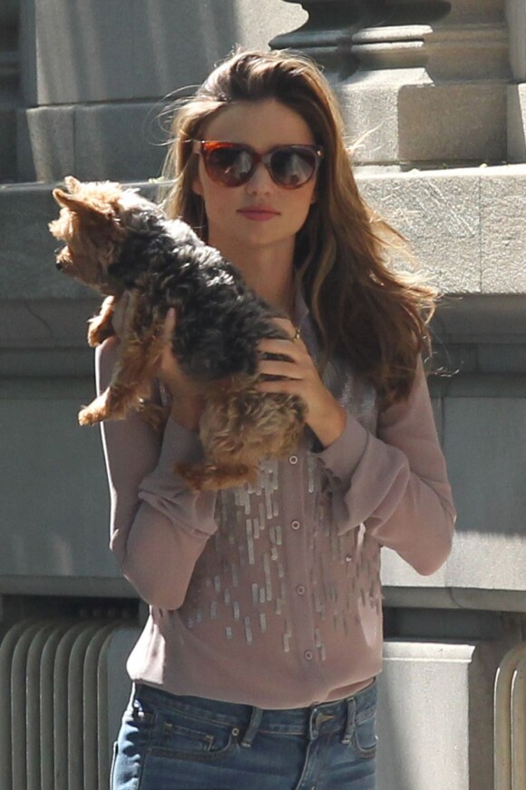 Exclu : Miranda Kerr qui tient dans les bras son chien Frankie, est en plein shooting d'une nouvelle campagne Victoria's Secret. New York, le 16 juillet 2012.
