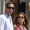 Sofia Vergara et son compagnon Nick Loeb : les amoureux profitent du beau temps à Paris pour flaner rue Saint Honoré le 17 juillet 2012