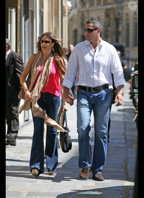 Sofia Vergara et Nick Loeb : promenade en amoureux à Paris rue Saint Honoré le 17 juillet 2012