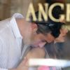 Sofia Vergara : Son compagnon Nick Loeb lui dépose un bisou sur l'épaule chez Angelina à Paris le 17 juillet 2012