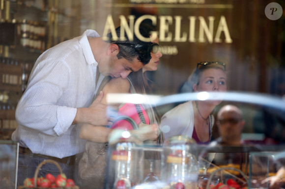 Sofia Vergara : Son compagnon Nick Loeb lui dépose un bisou sur l'épaule chez Angelina à Paris le 17 juillet 2012
