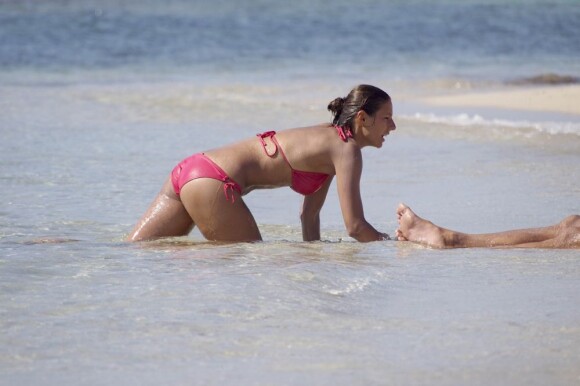 Silvia Meichel, compagne de Mario Gomez, très féline lors de leurs vacances à Ibiza le 17 juillet 2012