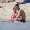 Mario Gomez et sa compagne Silvia Meichel pataugent dans l'eau lors de leurs vacances à Ibiza le 17 juillet 2012