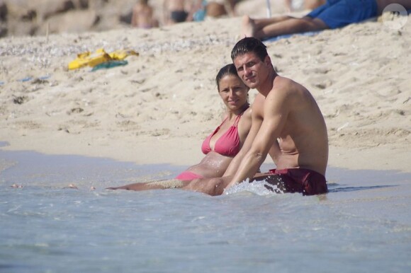 Mario Gomez et sa compagne Silvia Meichel pataugent dans l'eau lors de leurs vacances à Ibiza le 17 juillet 2012