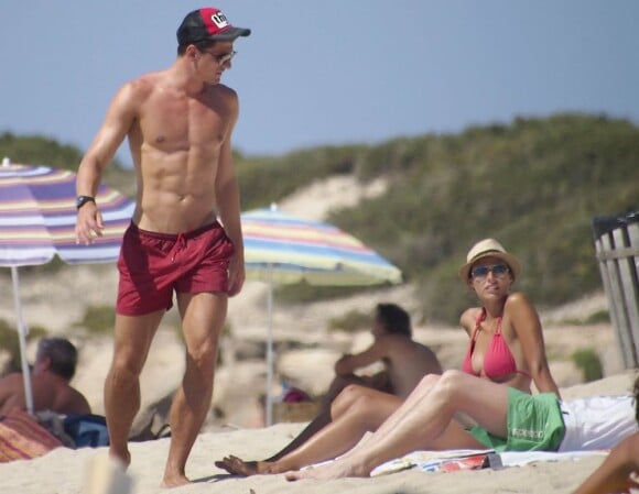 Mario Gomez parade sur la plage sous les yeux de sa compagne Silvia Meichel lors de leurs vacances à Ibiza le 17 juillet 2012