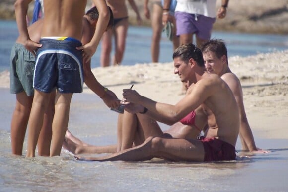 Mario Gomez signe des autographes lors de ses vacances à Ibiza le 17 juillet 2012