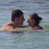Mario Gomez et sa compagne Silvia Meichel très intimes lors de leurs vacances à Ibiza le 17 juillet 2012