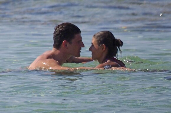 Mario Gomez et sa compagne Silvia Meichel très intimes lors de leurs vacances à Ibiza le 17 juillet 2012