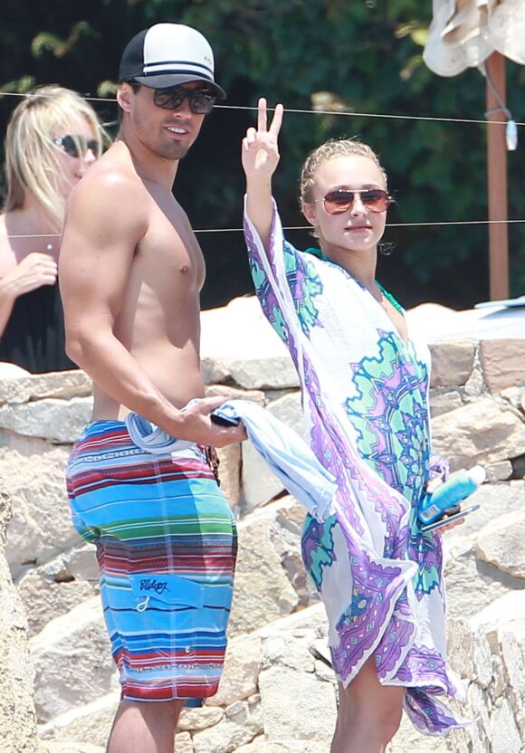 Hayden Panettiere et son chéri Scotty McKnight au bord d'une piscine à Cabo San Lucas, au Mexique, le 8 juillet 2012.