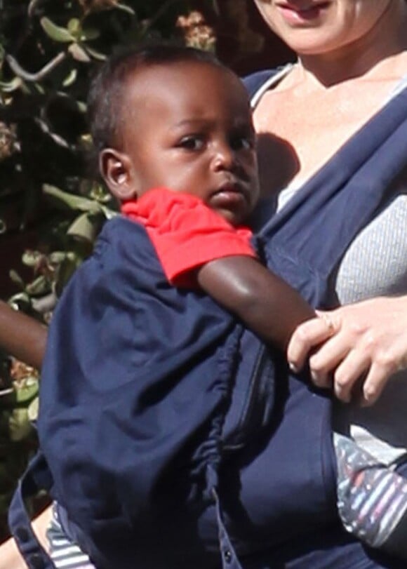 Le petit Eyob dans les bras de sa maman Connie Britton, à Los Angeles, mars 2012.