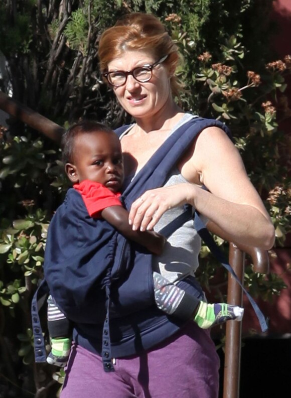 Connie Britton et son fils à Los Angeles, mars 2012.