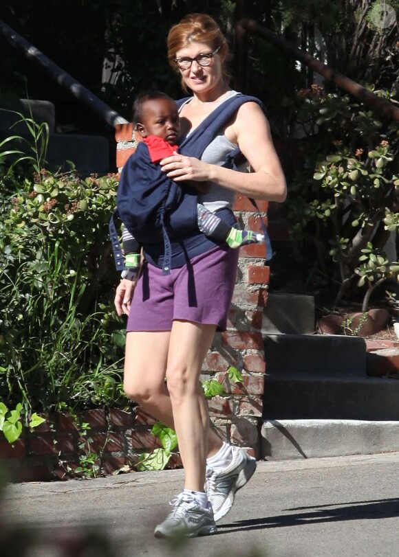Connie Britton et son fils à Los Angeles, mars 2012.