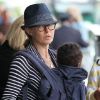 Connie Britton et son fils à l'aéroport de Los Angeles, le 16 juillet 2012.