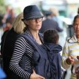Connie Britton et son fils à l'aéroport de Los Angeles, le 16 juillet 2012.