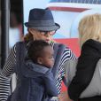 Connie Britton et son fils Eyob à l'aéroport de Los Angeles, le 16 juillet 2012.