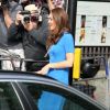 Kate Middleton lors de son arrivée matinale à la National Portrait Gallery, le 19 juillet 2012, pour l'exposition Road to 2012: Aiming High. La duchesse de Cambridge, toujours attentive aux détails, portait une robe d'une créatrice britannique (Stella McCartney) et un collier clin d'oeil à l'or et aux anneaux olympiques.