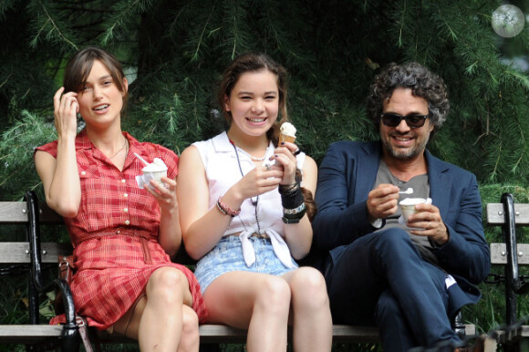 Keira Knightley, Hailee Steinfeld et Mark Ruffalo à New York lors du tournage du film Can a Song Save Your Life ? le 18 juillet 2012
