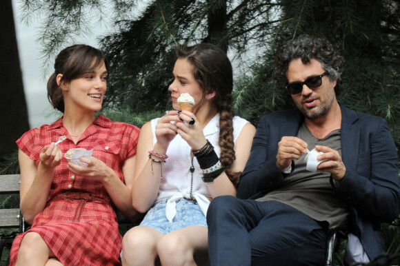 Keira Knightley, Hailee Steinfeld et Mark Ruffalo à New York lors du tournage du film Can a Song Save Your Life ? le 18 juillet 2012