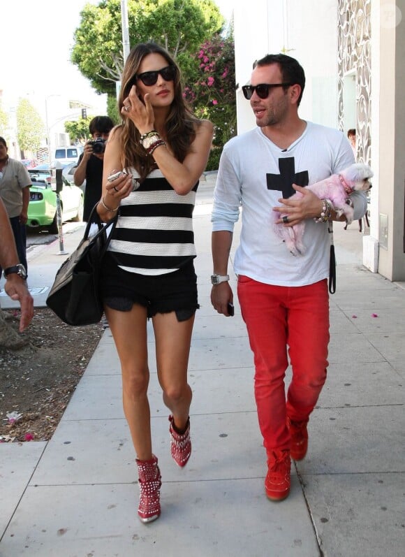 Le top Alessandra Ambrosio et un ami ont fait du shopping à Los Angeles le 19 juillet 2012