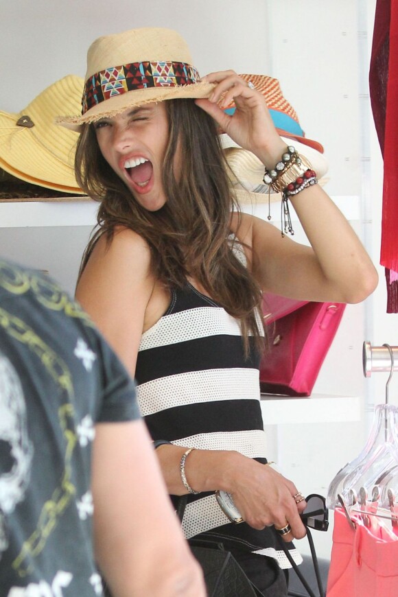 Alessandra Amborsio a fait du shopping chez Kitson, à Los Angeles le 19 juillet 2012
